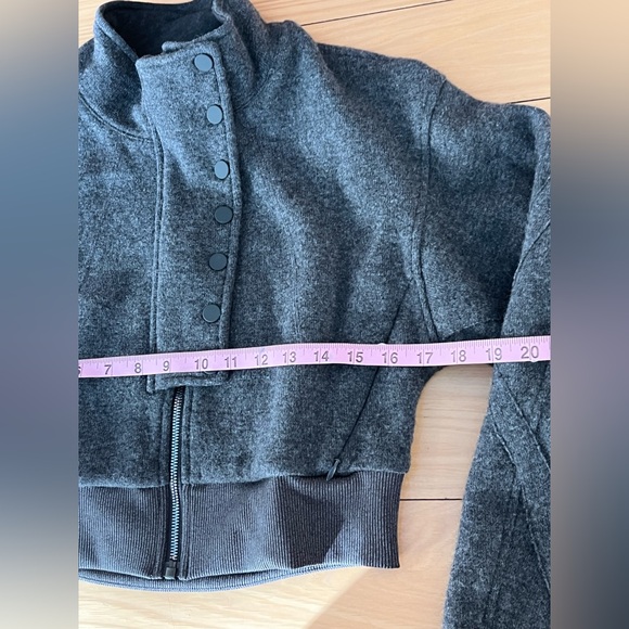 Gray Button-Up Cropped Jacket, NEW CONDITION SIZE SMALL, WARM - Picture 5 of 12